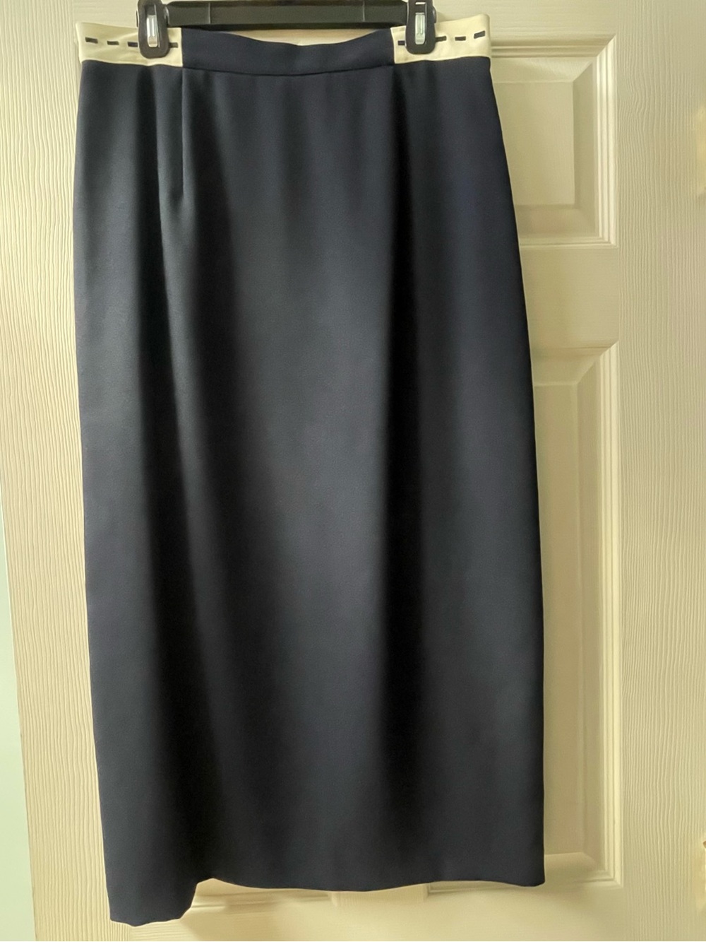 Avione Skirt. Vintage. Navy blue w/cream details. Size 14. 100% Polyester